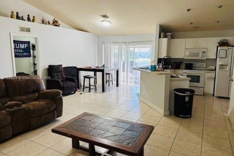 Casa en venta en Lehigh Acres, Florida, 3 dormitorios, 128.02 m2 № 1941930 - foto 3
