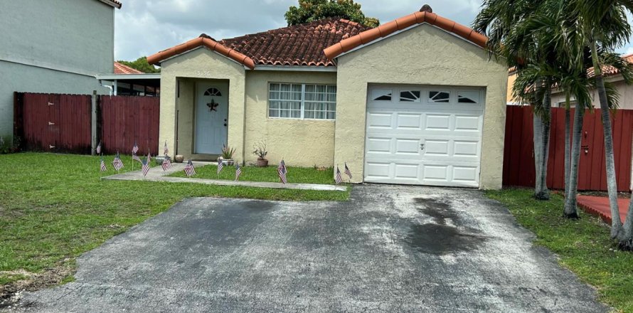 House in Miami, Florida 3 bedrooms, 117.43 sq.m. № 2192719