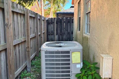 House in Miami, Florida 3 bedrooms, 117.43 sq.m. № 2192719 - photo 29