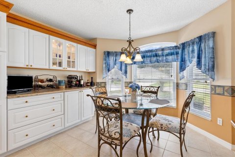 House in The Villages, Florida 3 bedrooms, 219.25 sq.m. № 2362317 - photo 12