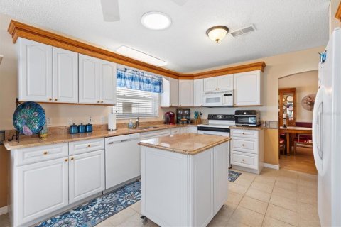 House in The Villages, Florida 3 bedrooms, 219.25 sq.m. № 2362317 - photo 11