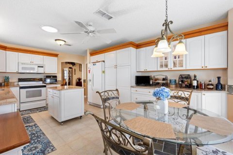 House in The Villages, Florida 3 bedrooms, 219.25 sq.m. № 2362317 - photo 2