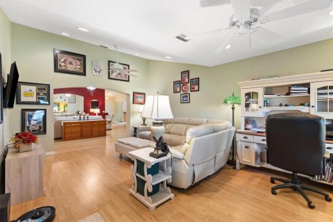 House in The Villages, Florida 3 bedrooms, 219.25 sq.m. № 2362317 - photo 5