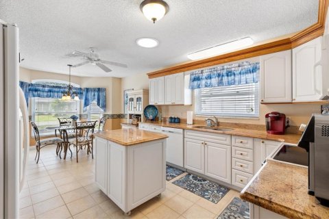 House in The Villages, Florida 3 bedrooms, 219.25 sq.m. № 2362317 - photo 14