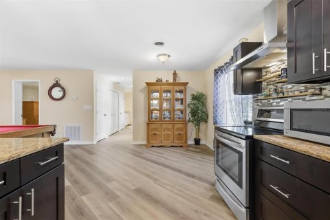 House in DeLand, Florida 5 bedrooms, 268.67 sq.m. № 2202913 - photo 18