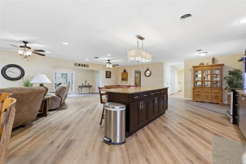 House in DeLand, Florida 5 bedrooms, 268.67 sq.m. № 2202913 - photo 17