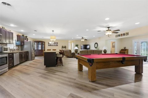 House in DeLand, Florida 5 bedrooms, 268.67 sq.m. № 2202913 - photo 12