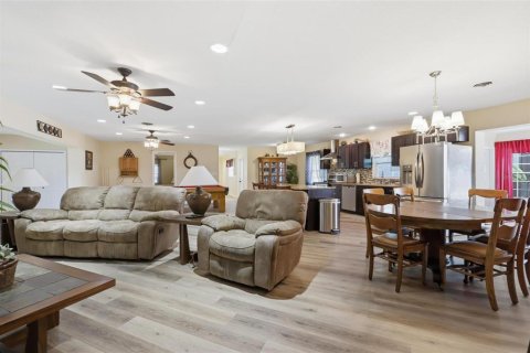 House in DeLand, Florida 5 bedrooms, 268.67 sq.m. № 2202913 - photo 20