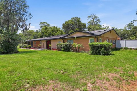 House in DeLand, Florida 5 bedrooms, 268.67 sq.m. № 2202913 - photo 2