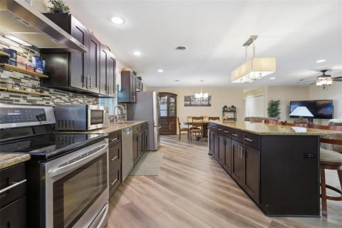 House in DeLand, Florida 5 bedrooms, 268.67 sq.m. № 2202913 - photo 15