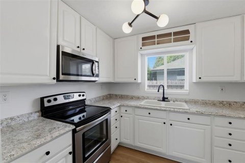 House in Saint Petersburg, Florida 7 bedrooms, 165.74 sq.m. № 2391562 - photo 15