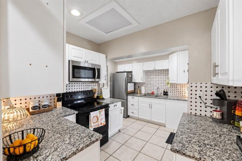 House in Saint Petersburg, Florida 7 bedrooms, 165.74 sq.m. № 2391562 - photo 30