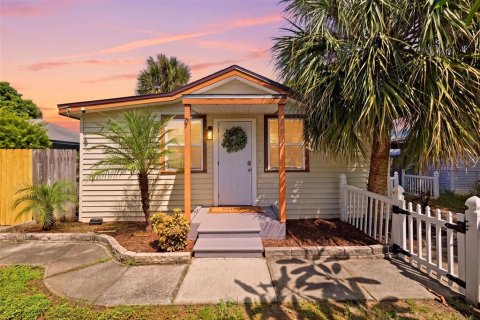 House in Saint Petersburg, Florida 7 bedrooms, 165.74 sq.m. № 2391562