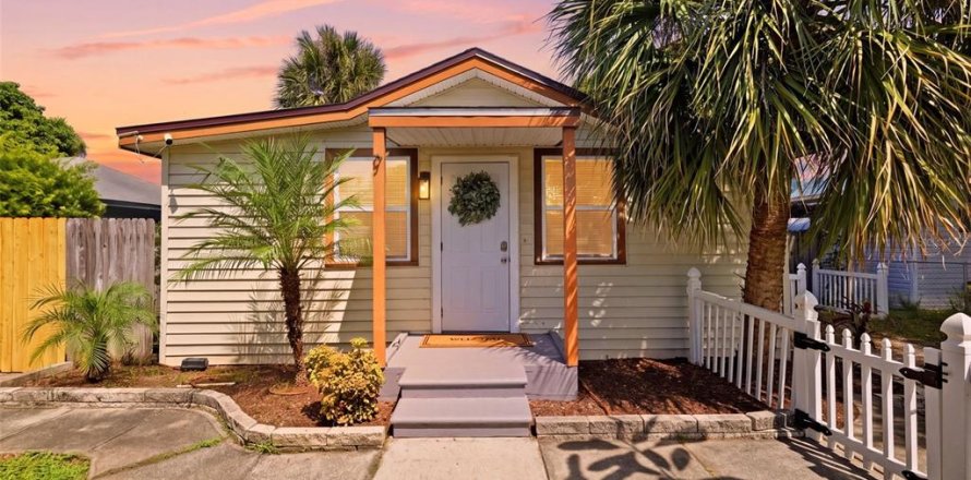 House in Saint Petersburg, Florida 7 bedrooms, 165.74 sq.m. № 2391562