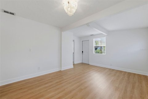 House in Saint Petersburg, Florida 7 bedrooms, 165.74 sq.m. № 2391562 - photo 5