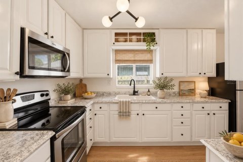 House in Saint Petersburg, Florida 7 bedrooms, 165.74 sq.m. № 2391562 - photo 14