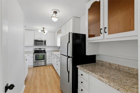House in Saint Petersburg, Florida 7 bedrooms, 165.74 sq.m. № 2391562 - photo 16