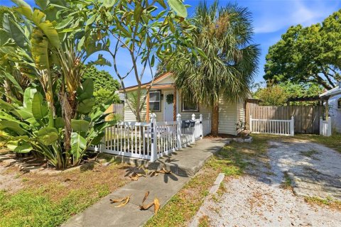 House in Saint Petersburg, Florida 7 bedrooms, 165.74 sq.m. № 2391562 - photo 2