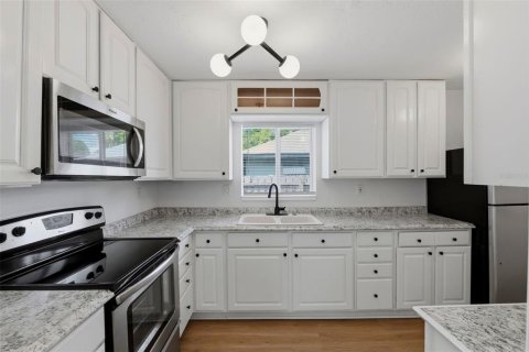 House in Saint Petersburg, Florida 7 bedrooms, 165.74 sq.m. № 2391562 - photo 13