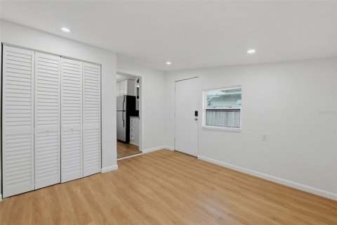 House in Saint Petersburg, Florida 7 bedrooms, 165.74 sq.m. № 2391562 - photo 18