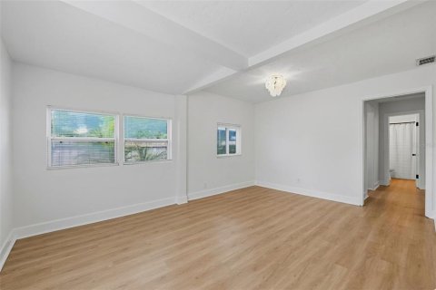 House in Saint Petersburg, Florida 7 bedrooms, 165.74 sq.m. № 2391562 - photo 3