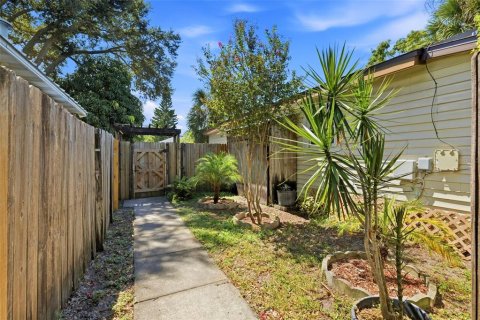 House in Saint Petersburg, Florida 7 bedrooms, 165.74 sq.m. № 2391562 - photo 27