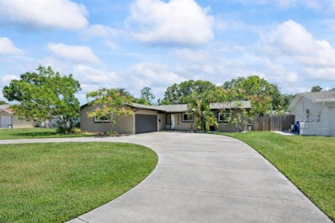 House in Saint Petersburg, Florida 4 bedrooms, 174.1 sq.m. № 2143076