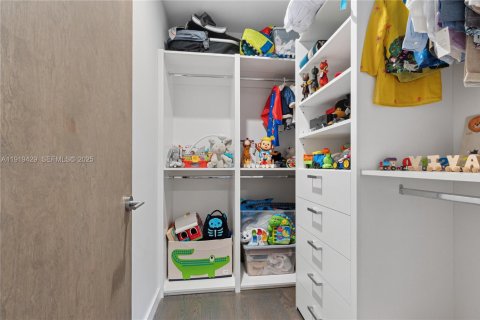 Touwnhouse à louer à Miami, Floride: 4 chambres, 303.33 m2 № 1976655 - photo 19