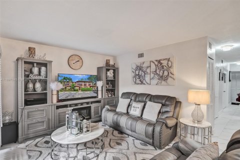 Touwnhouse à vendre à Tamarac, Floride: 3 chambres, 121.79 m2 № 2054509 - photo 9