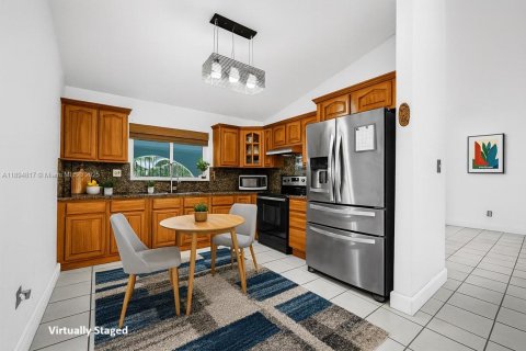 House in Miami, Florida 5 bedrooms, 214.05 sq.m. № 1948522 - photo 4