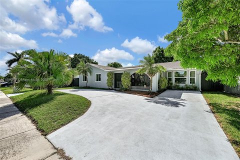 House in Miami, Florida 5 bedrooms, 214.05 sq.m. № 1948522 - photo 29