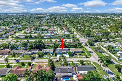 House in Miami, Florida 5 bedrooms, 214.05 sq.m. № 1948522 - photo 20