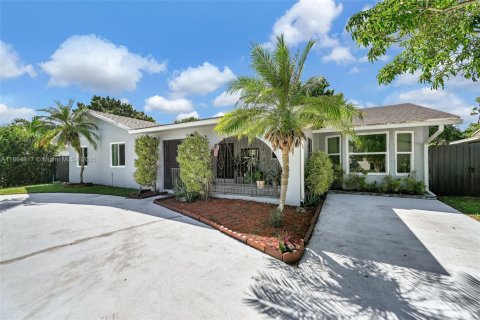 House in Miami, Florida 5 bedrooms, 214.05 sq.m. № 1948522 - photo 1