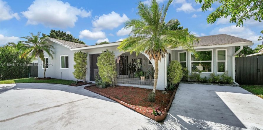 House in Miami, Florida 5 bedrooms, 214.05 sq.m. № 1948522