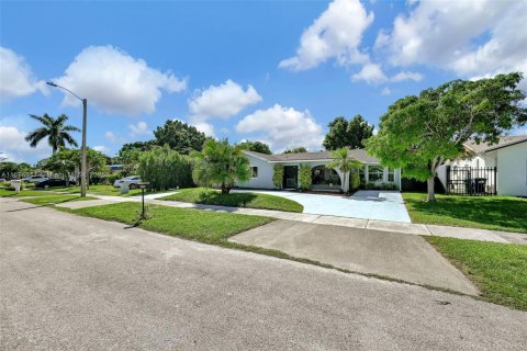 House in Miami, Florida 5 bedrooms, 214.05 sq.m. № 1948522 - photo 28
