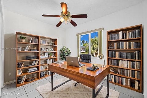 House in Miami, Florida 5 bedrooms, 214.05 sq.m. № 1948522 - photo 10