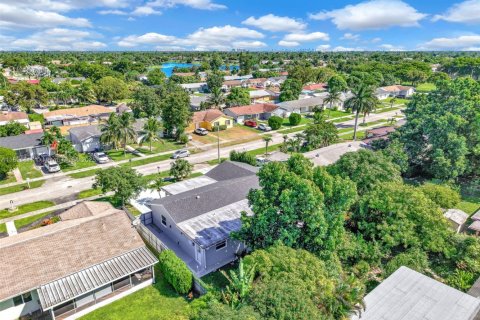 House in Miami, Florida 5 bedrooms, 214.05 sq.m. № 1948522 - photo 25