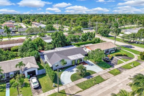 House in Miami, Florida 5 bedrooms, 214.05 sq.m. № 1948522 - photo 26
