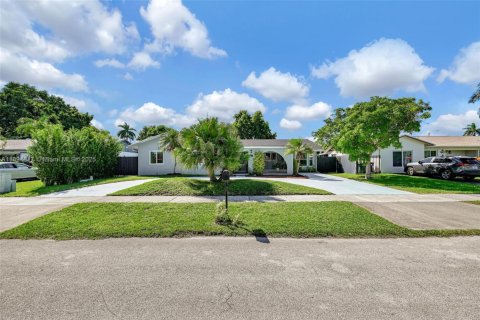 House in Miami, Florida 5 bedrooms, 214.05 sq.m. № 1948522 - photo 27
