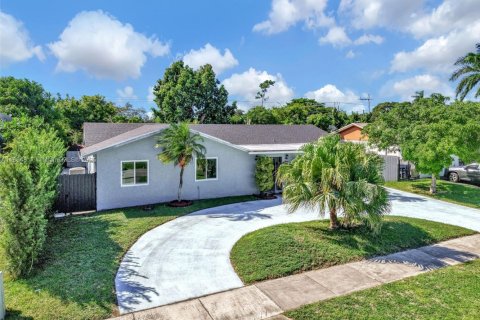 House in Miami, Florida 5 bedrooms, 214.05 sq.m. № 1948522 - photo 30