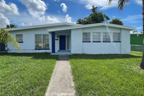 House in Port Charlotte, Florida 2 bedrooms, 115.48 sq.m. № 1898861 - photo 1