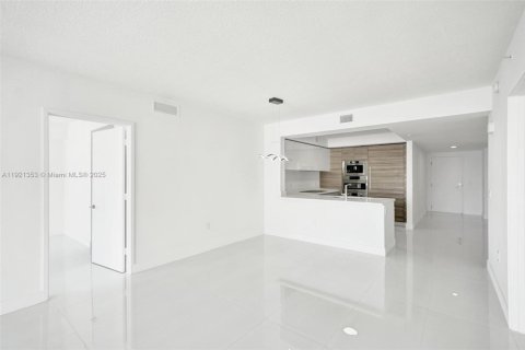 Condominio en venta en Sunny Isles Beach, Florida, 2 dormitorios, 143.16 m2 № 1976083 - foto 15