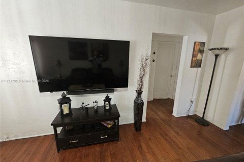 Villa ou maison à vendre à Miami, Floride: 4 chambres, 123.19 m2 № 1861116 - photo 16