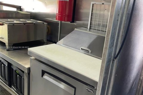 Commercial property in Doral, Florida № 1985085 - photo 2