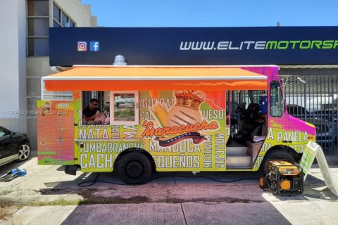 Commercial property in Doral, Florida № 1985085 - photo 1