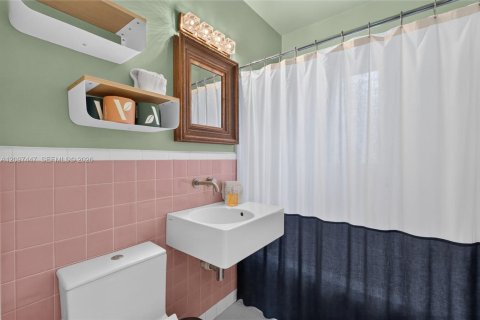 House in Wilton Manors, Florida 3 bedrooms, 145.86 sq.m. № 2392837 - photo 19