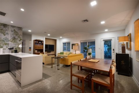 House in Wilton Manors, Florida 3 bedrooms, 145.86 sq.m. № 2392837 - photo 3