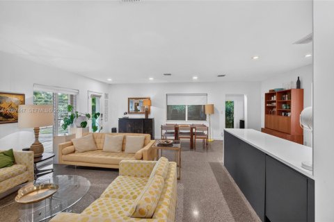 House in Wilton Manors, Florida 3 bedrooms, 145.86 sq.m. № 2392837 - photo 12