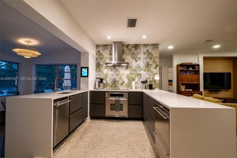 House in Wilton Manors, Florida 3 bedrooms, 145.86 sq.m. № 2392837 - photo 2