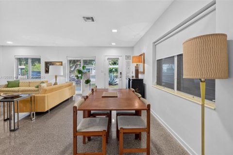 House in Wilton Manors, Florida 3 bedrooms, 145.86 sq.m. № 2392837 - photo 16